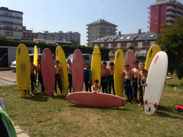 Alumnos con las tablas en el patio